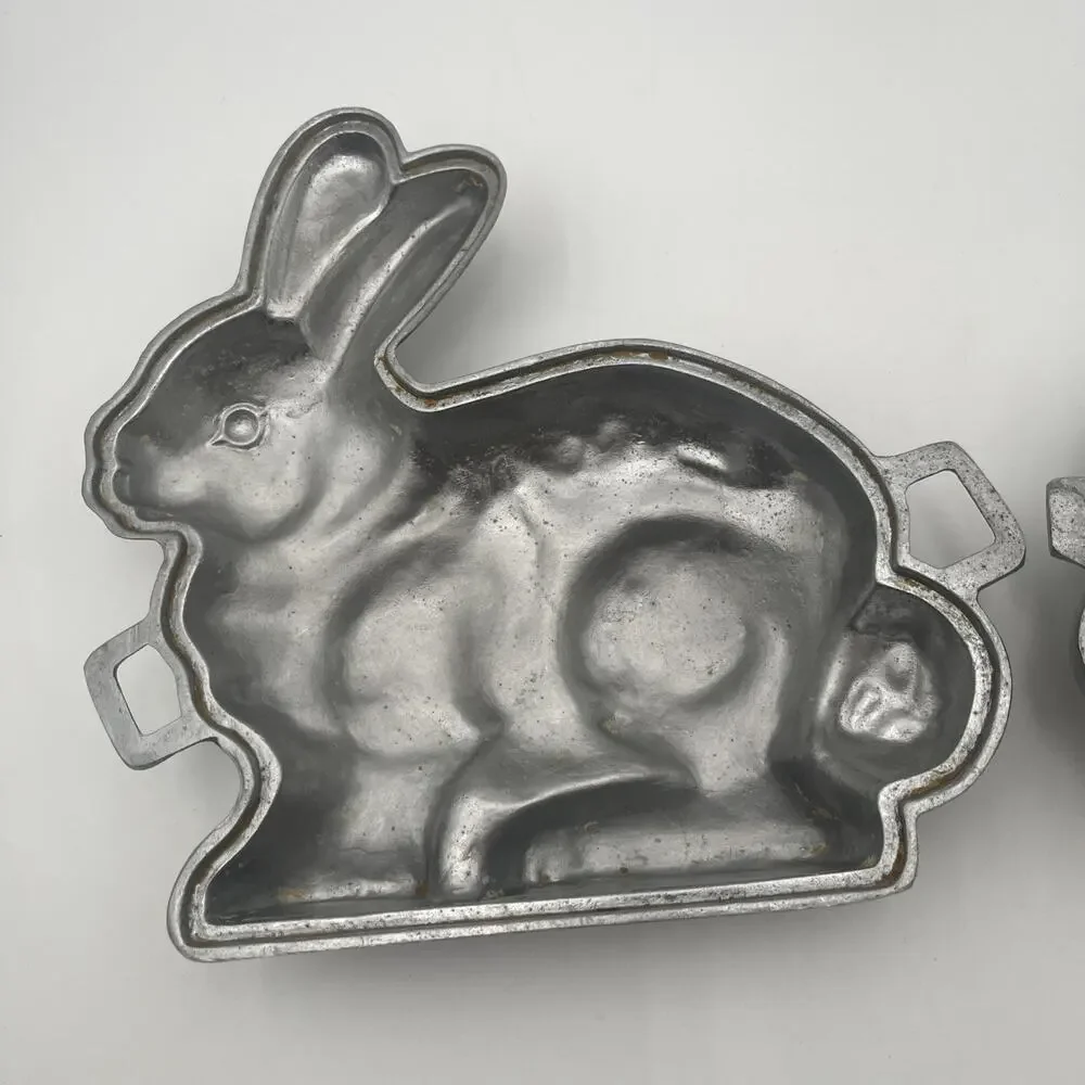 Vintage Heavy Cast Aluminum 2pc 3D Bunny Rabbit Cake Mold Pan 11x10x4 Easter